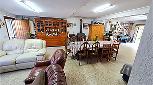 Haus zum Verkauf mit flachem Grundstück und Touristenlizenz in - Lloret de Mar.