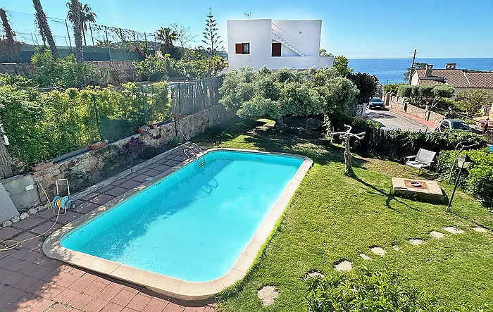 Casa en venta con parcela de 900 metros y vistas al mar