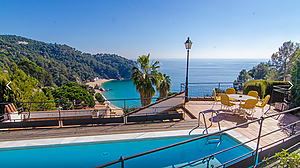 Schönes Haus mit Pool und Panoramablick aufs Meer