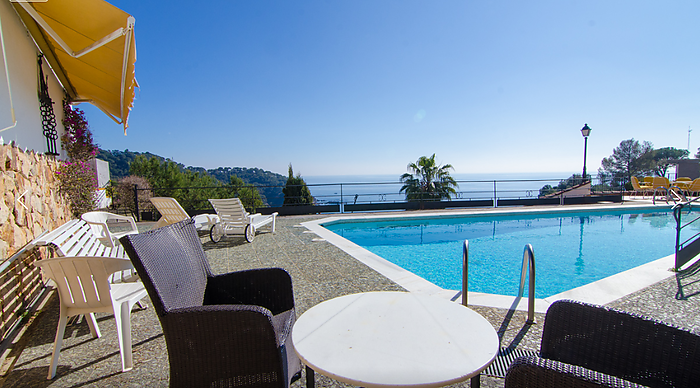 Schönes Haus mit Pool und Panoramablick aufs Meer