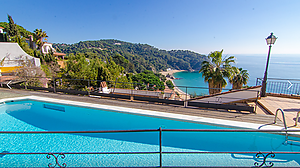 Schönes Haus mit Pool und Panoramablick aufs Meer