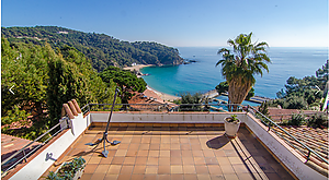 Schönes Haus mit Pool und Panoramablick aufs Meer