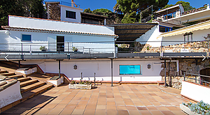 Schönes Haus mit Pool und Panoramablick aufs Meer