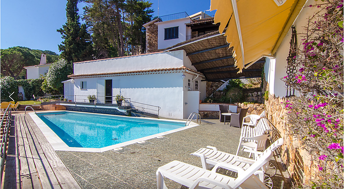 Schönes Haus mit Pool und Panoramablick aufs Meer