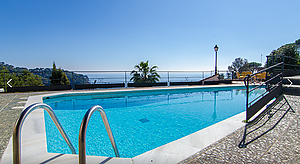 Schönes Haus mit Pool und Panoramablick aufs Meer