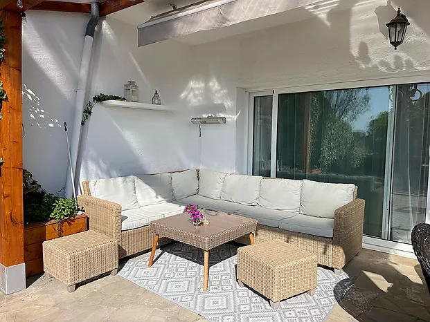 Casa de vacaciones con soleada terraza en alquiler en Cala Canyelles.