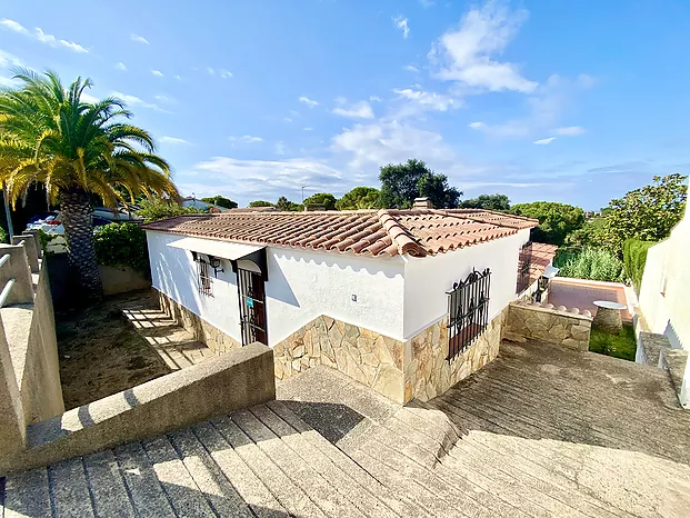 Casa de vacaciones cerca de la playa Cala Canyelles en alquiler. 