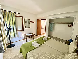 Logement de vacances avec 2 chambres près de la plage Cala Canyelles.