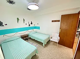 Logement de vacances avec 2 chambres près de la plage Cala Canyelles.