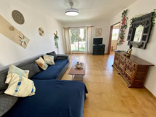 Logement de vacances avec 2 chambres près de la plage Cala Canyelles.