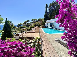 Schönes Haus mit Pool und Panoramablick aufs Meer