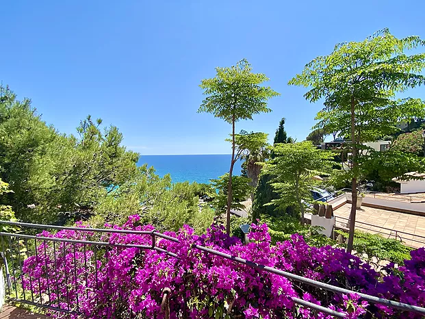 Schönes Haus mit Pool und Panoramablick aufs Meer