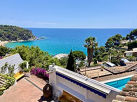 Schönes Haus mit Pool und Panoramablick aufs Meer