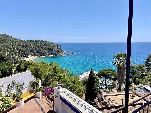 Schönes Haus mit Pool und Panoramablick aufs Meer