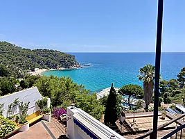 Schönes Haus mit Pool und Panoramablick aufs Meer