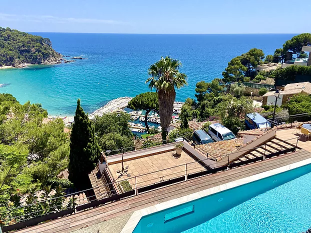 Schönes Haus mit Pool und Panoramablick aufs Meer