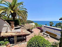 Schönes Haus mit Pool und Panoramablick aufs Meer