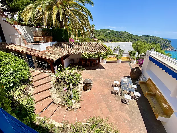 Schönes Haus mit Pool und Panoramablick aufs Meer