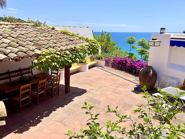 Schönes Haus mit Pool und Panoramablick aufs Meer