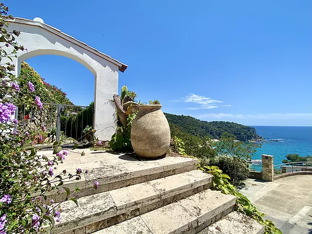 Schönes Haus mit Pool und Panoramablick aufs Meer