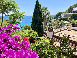 Schönes Haus mit Pool und Panoramablick aufs Meer