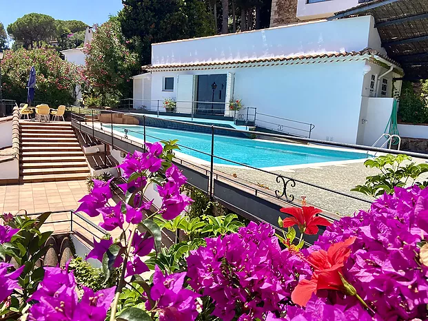 Schönes Haus mit Pool und Panoramablick aufs Meer