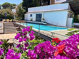 Schönes Haus mit Pool und Panoramablick aufs Meer