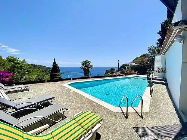 Beautiful house with pool and panoramic sea views    4 pax