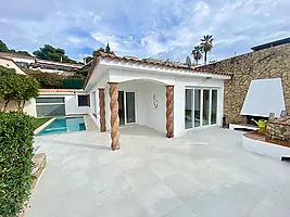 Casa  con piscina privada en proceso de remodelación. Cala Canyelles