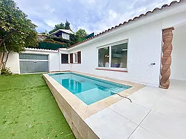 Casa  con piscina privada en proceso de remodelación. Cala Canyelles