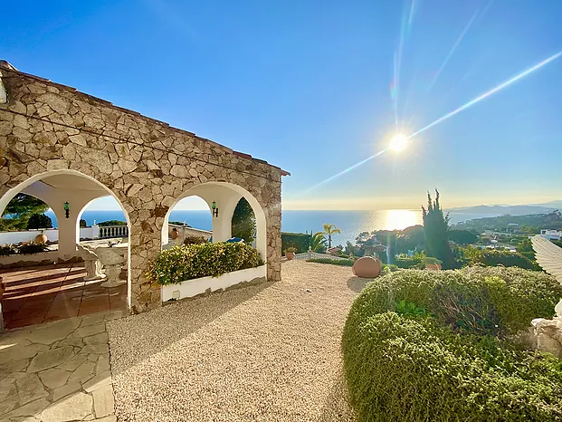 Villa Ariel, holiday home with sea views