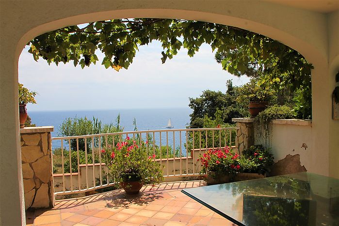 Sehr ruhig gelegene Villa mit herrlicher Meeressicht zur Vermietung